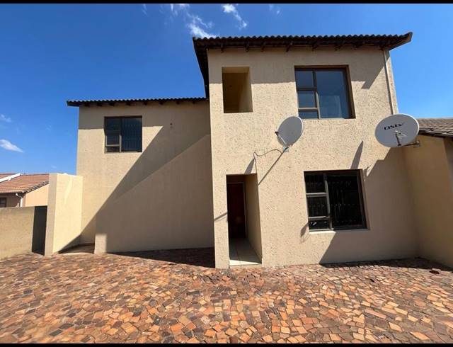 6 BEDROOM APARTMENT FOR SALE IN PROTEA GLEN